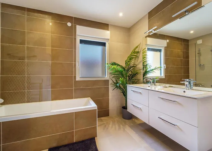 Дом отдыха Maison Calme Avec Terrasse Garage Centre-ville B